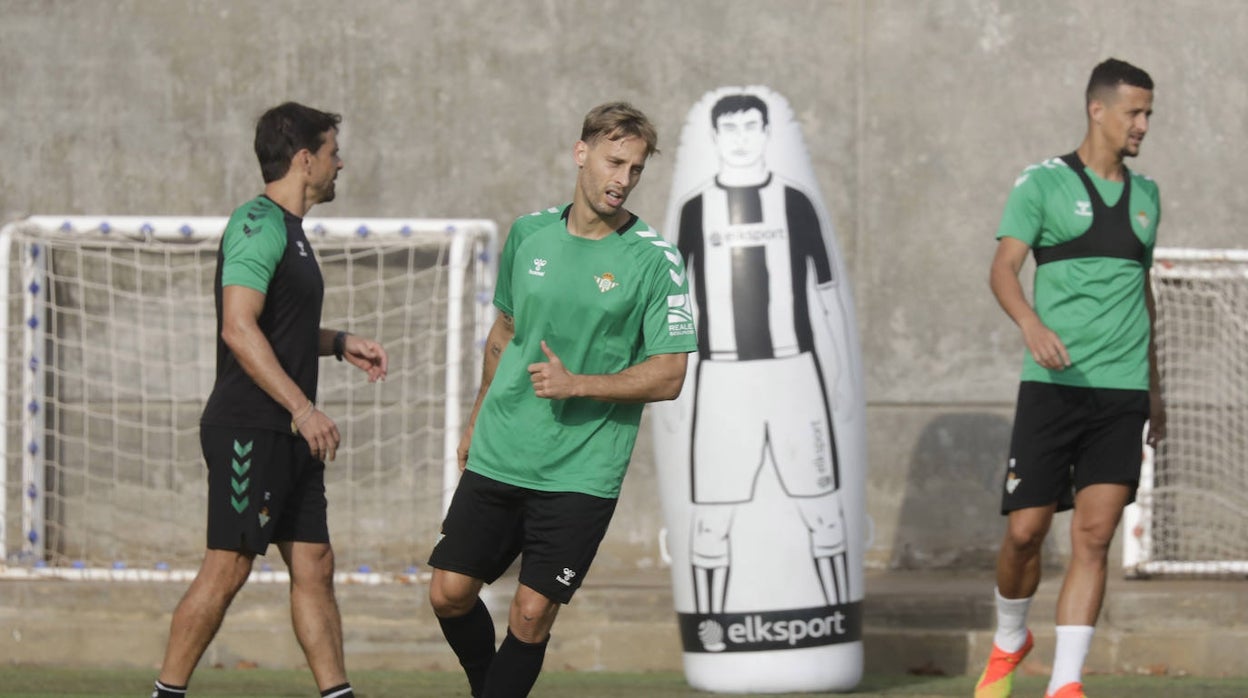 Sergio Canales, durante un entrenamiento con el Betis en la temporada 2022-23