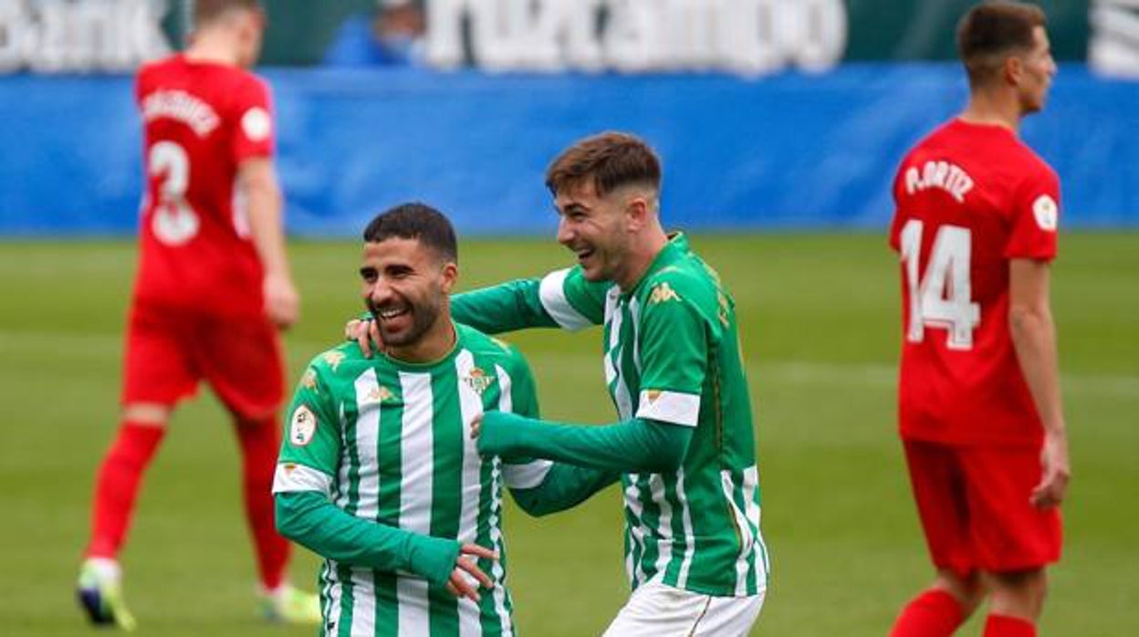 Fran Delgado celebra un gol con Yassin Fekir en un partido del Betis Deportivo