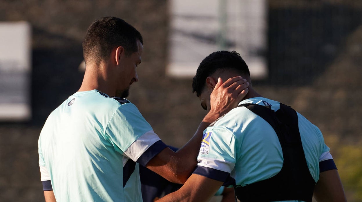 Luiz Felipe saluda a Ayoze en la concentración del Betis en Alemania