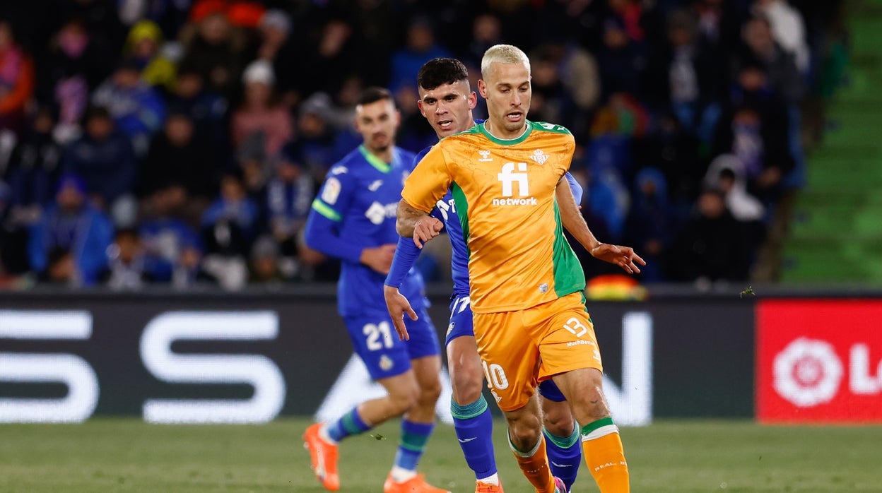 Sergio Canales, en un duelo de la pasada temporada