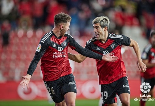 Álex Barbu y Manu García, en el Mirandés-Cartagena de LaLiga SmartBank 22-23