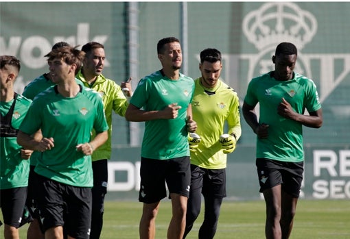 Dani Martín, junto a varios futbolistas del Betis, durante un entrenamiento de la temporada 22-23
