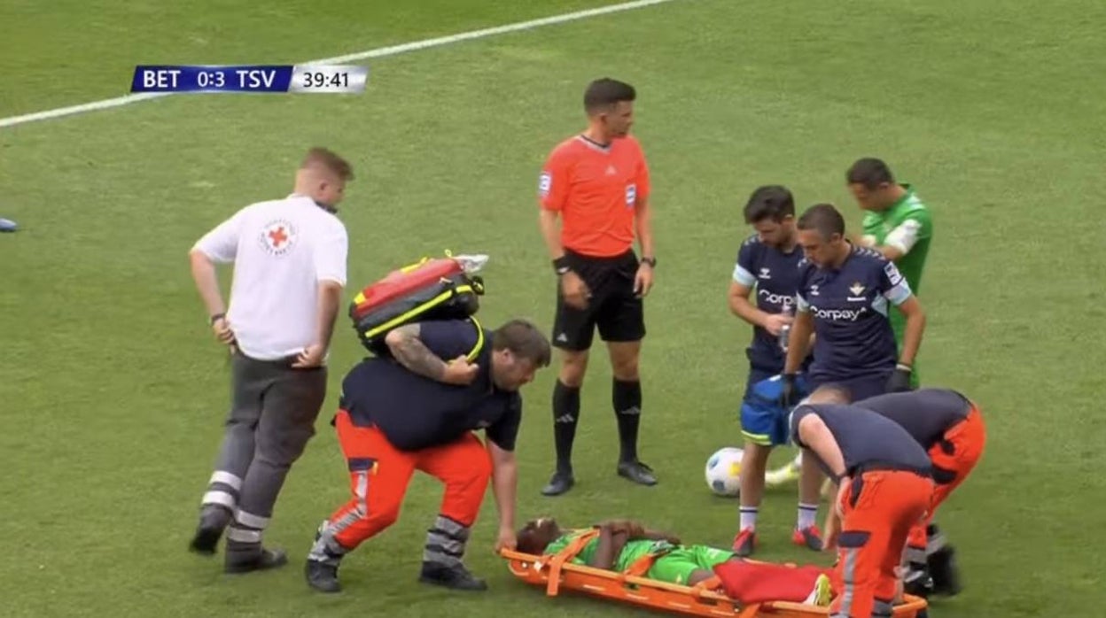 Luiz Henrique es retirado en camilla en el amistoso Eintracht Braunschweig - Real Betis