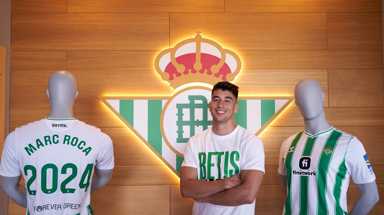 Marc Roca posa en las instalaciones del Betis