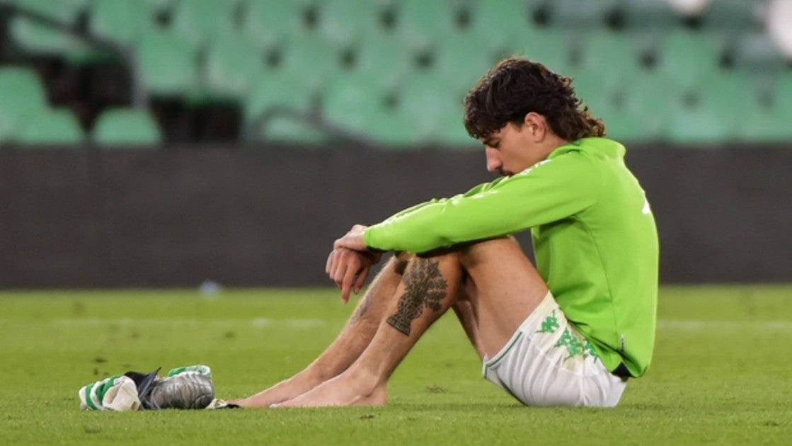 Bellerín, sentado en el césped del estadio Benito Villamarín después del Betis-Granada de mayo de 2022