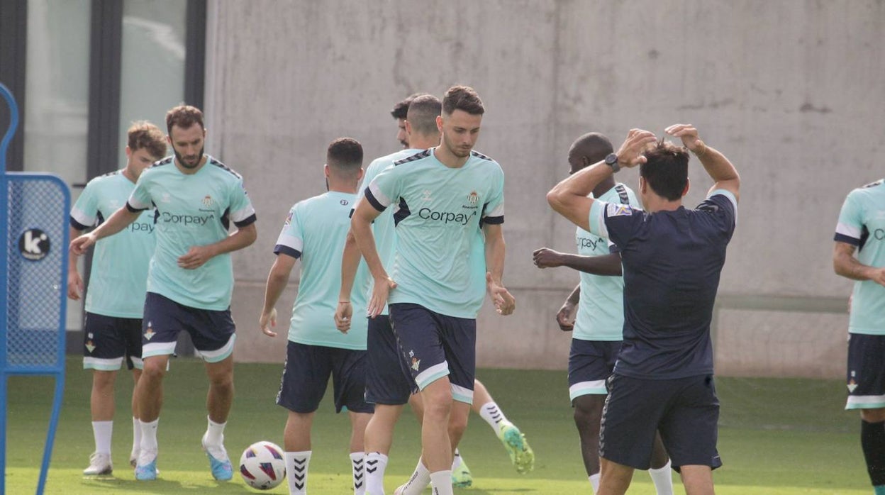 Raúl García de Haro se ejercita en la ciudad deportiva Luis del Sol con sus compañeros del Betis