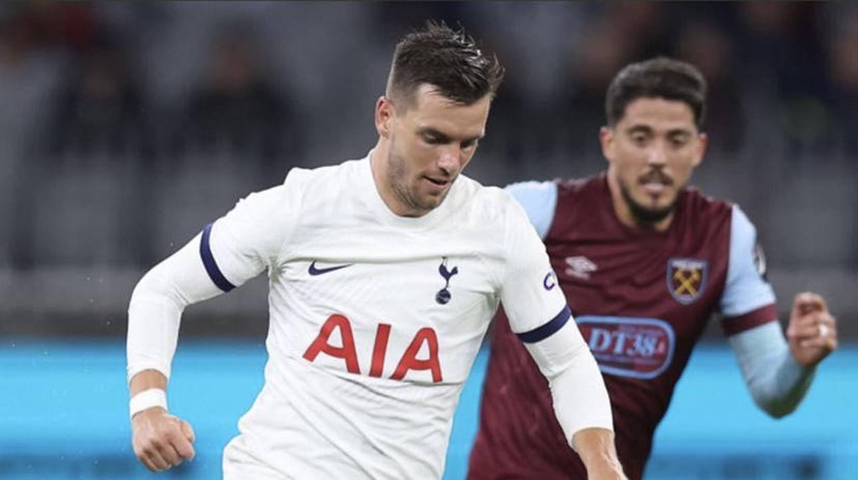 Lo Celso avanza perseguido por Fornals en el amistoso entre el Tottenham y el West Ham en Australia