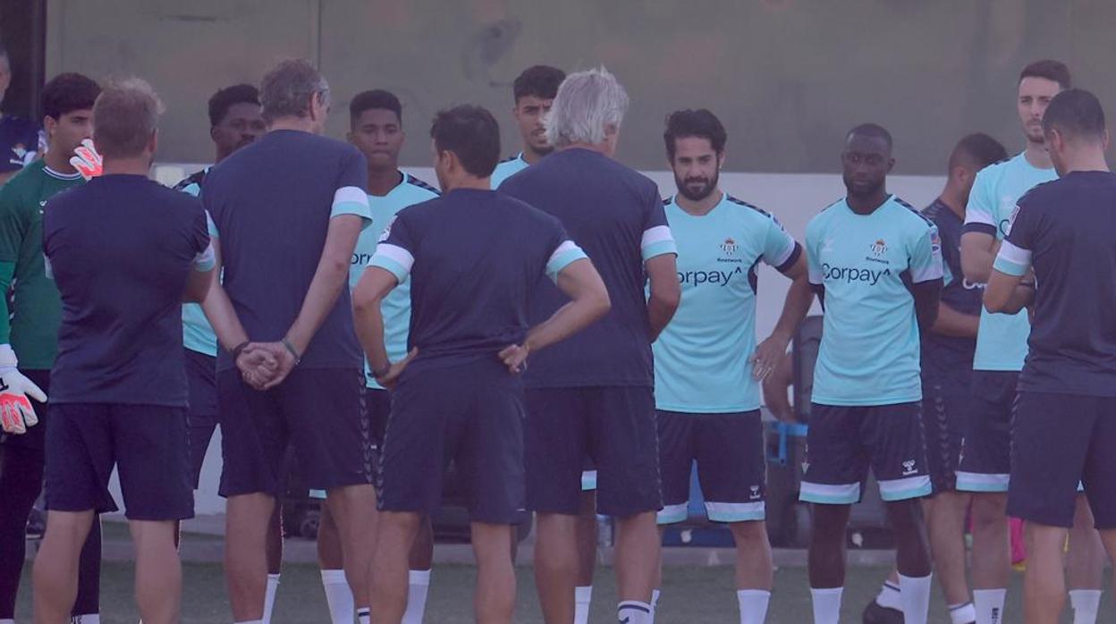 Isco escucha a Manuel Pellegrini en su charla antes del entrenamiento del Betis