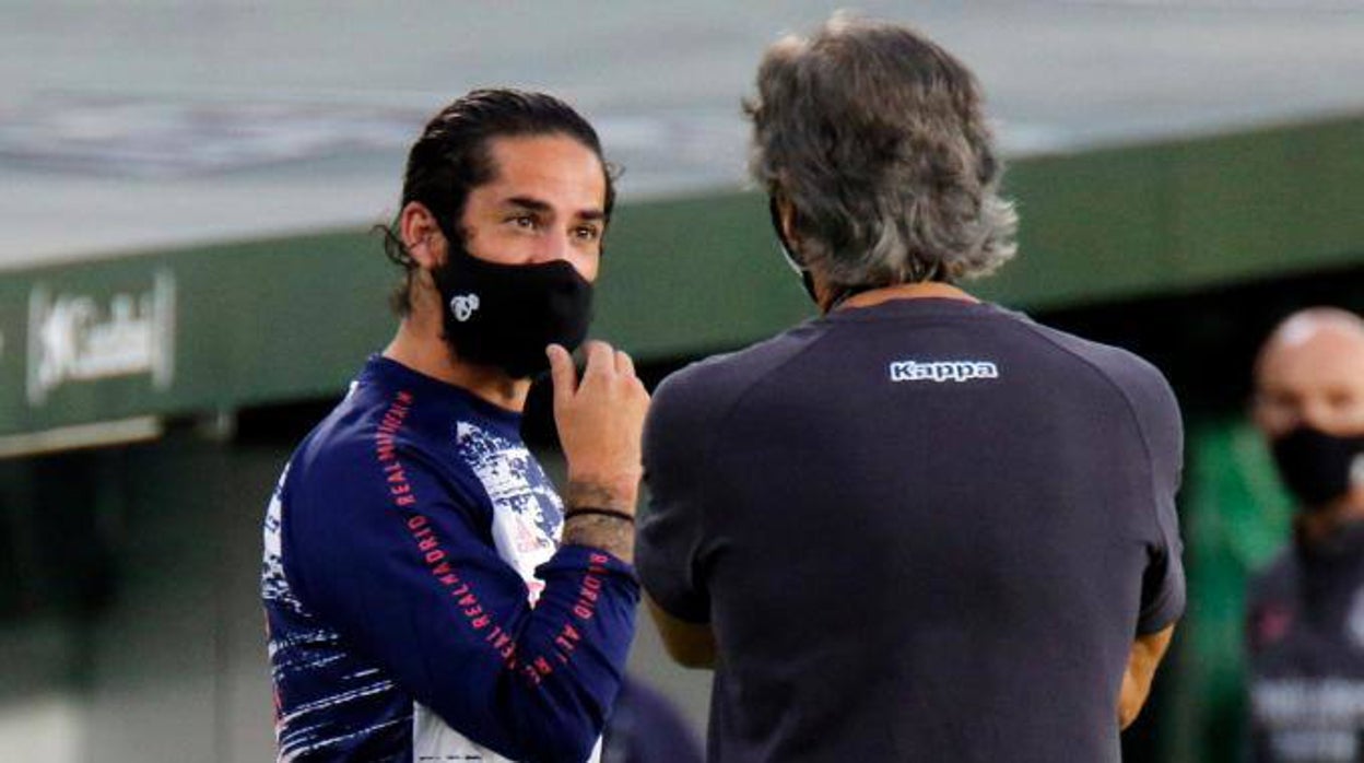 Isco dialoga con Manuel Pellegrini en el Benito Villamarín antes de un Betis - Madrid