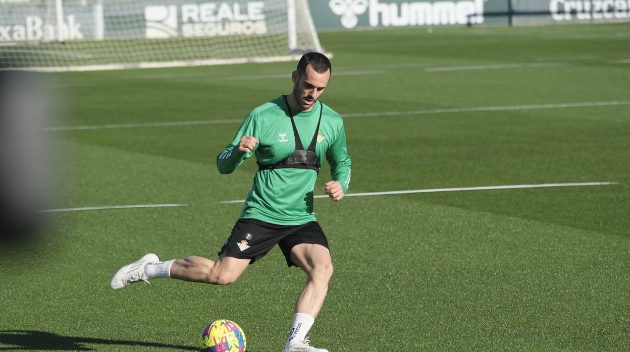 Juanmi, durante un entrenamiento con el Betis