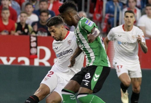 Abner y Montiel, en un lance del derbi Sevilla - Betis de LaLiga 2022-23