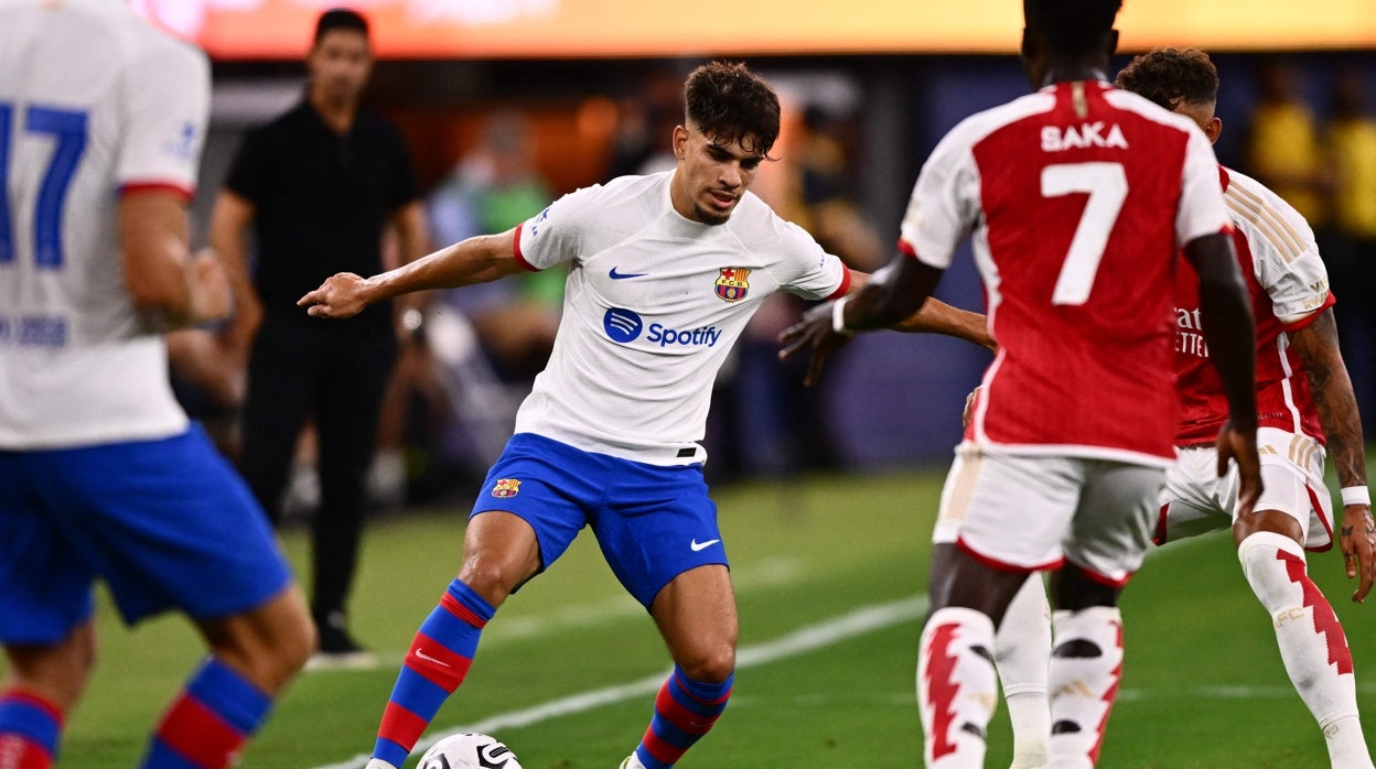 Abde encara a dos rivales durante el amistoso de pretemporada entre el Barcelona y el Arsenal