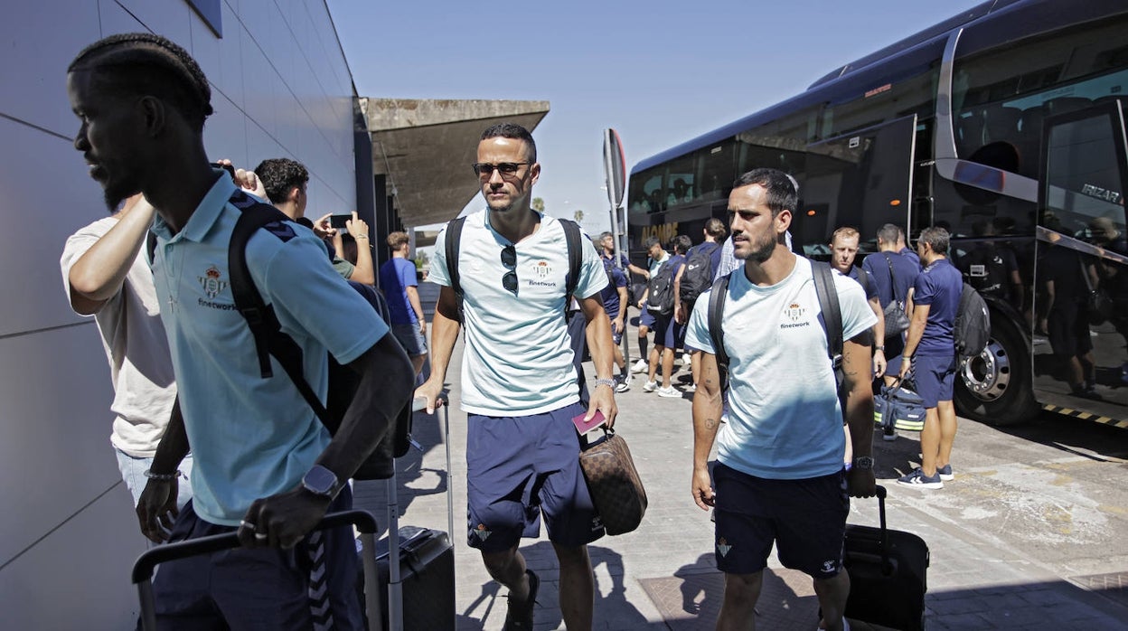 Luiz Felipe y Juanmi, en la salida del Betis hacia México y Estados Unidos