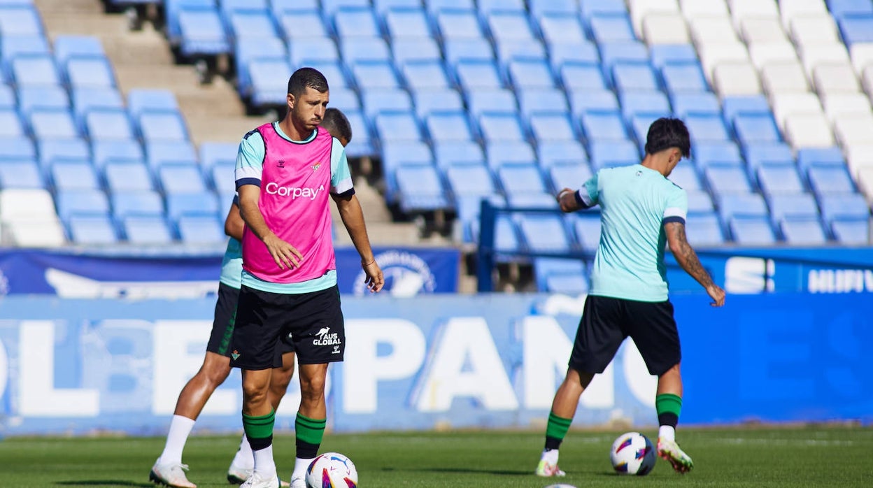 Guido Rodríguez, en el calentamiento previo al partido entre el Betis y el Burnley en Huelva