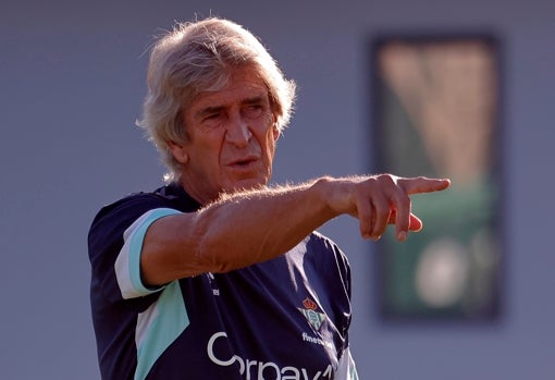 Manuel Pellegrini, durante un entrenamiento del Betis