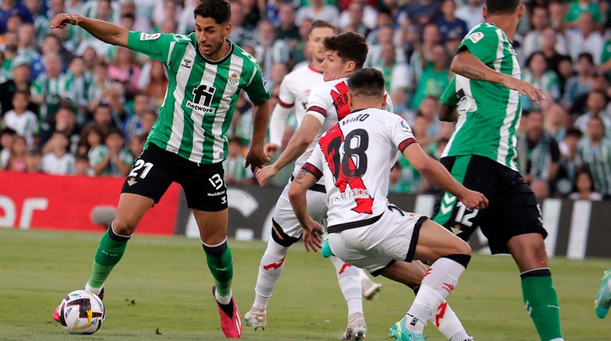 Ayoze busca una línea de pase ante la presencia de varios contrarios del Rayo