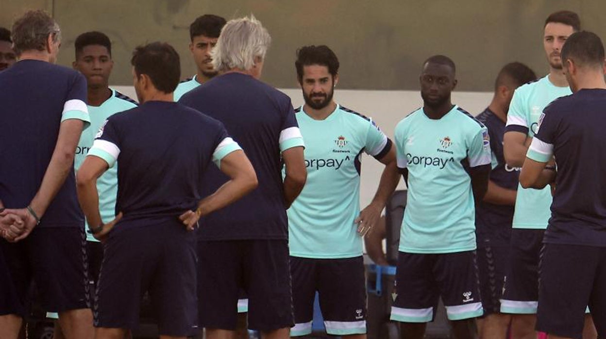Pellegrini se dirige a los suyos en una de sus habituales charlas previas al inicio de una sesión de entrenamiento