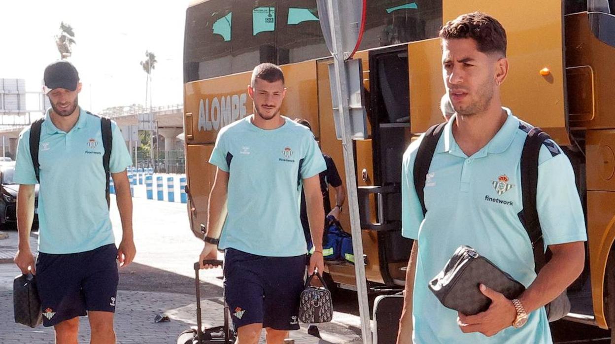 Isco, en el centro de la imagen junto a Borja Iglesias, en el último entrenamiento antes del Villarreal-Betis de mañana