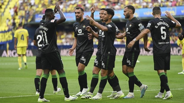 Un Betis a todo gas derriba la Cerámica (1-2)