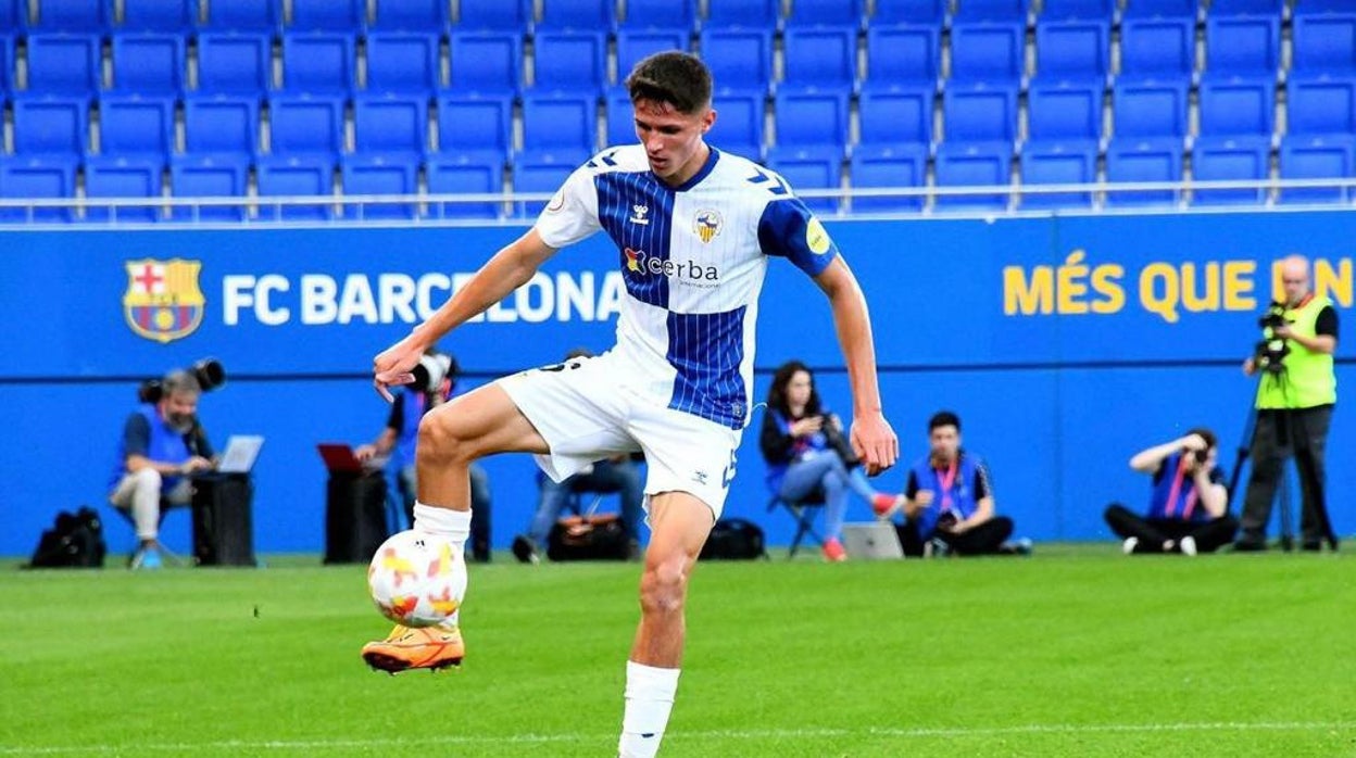 Sergi Altimira, con los colores del Sabadell, controla un balón en el Johan Cruyff en un enfrentamiento ante el Barcelona B