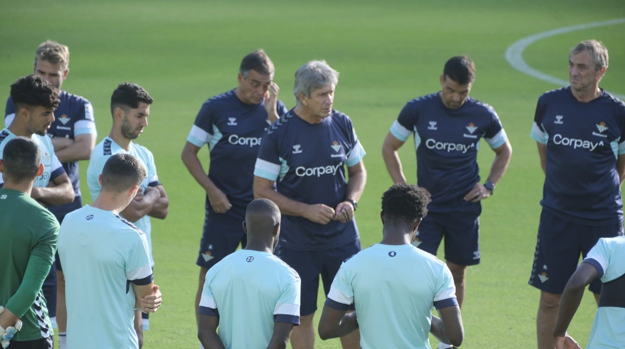 Pellegrini se dirige a sus jugadores en el entrenamiento del pasado jueves en el Benito Villamarín