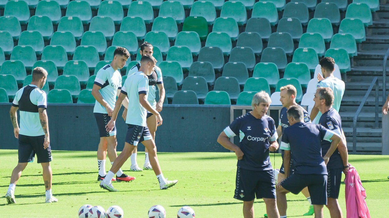 Pellegrini dialoga con Cousillas y Alexis mientras los jugadores se entrenan