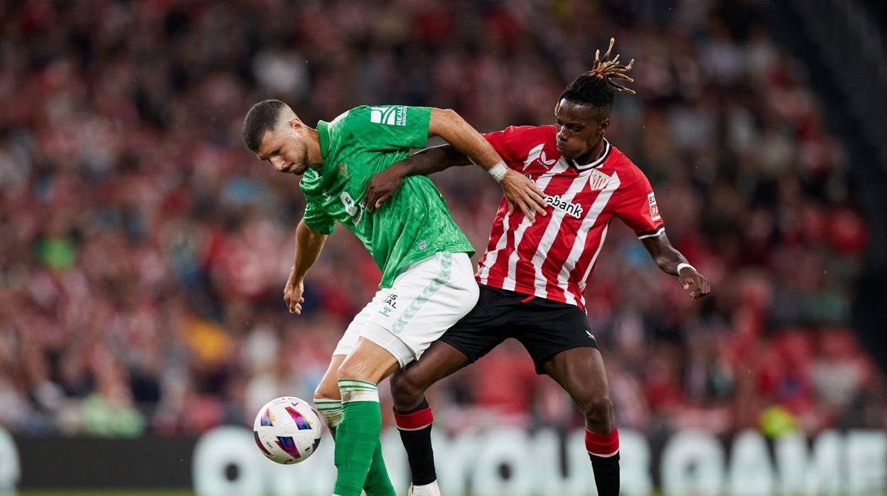 Guido Rodríguez protege el balón ante Nico Williams en el último Athletic - Betis