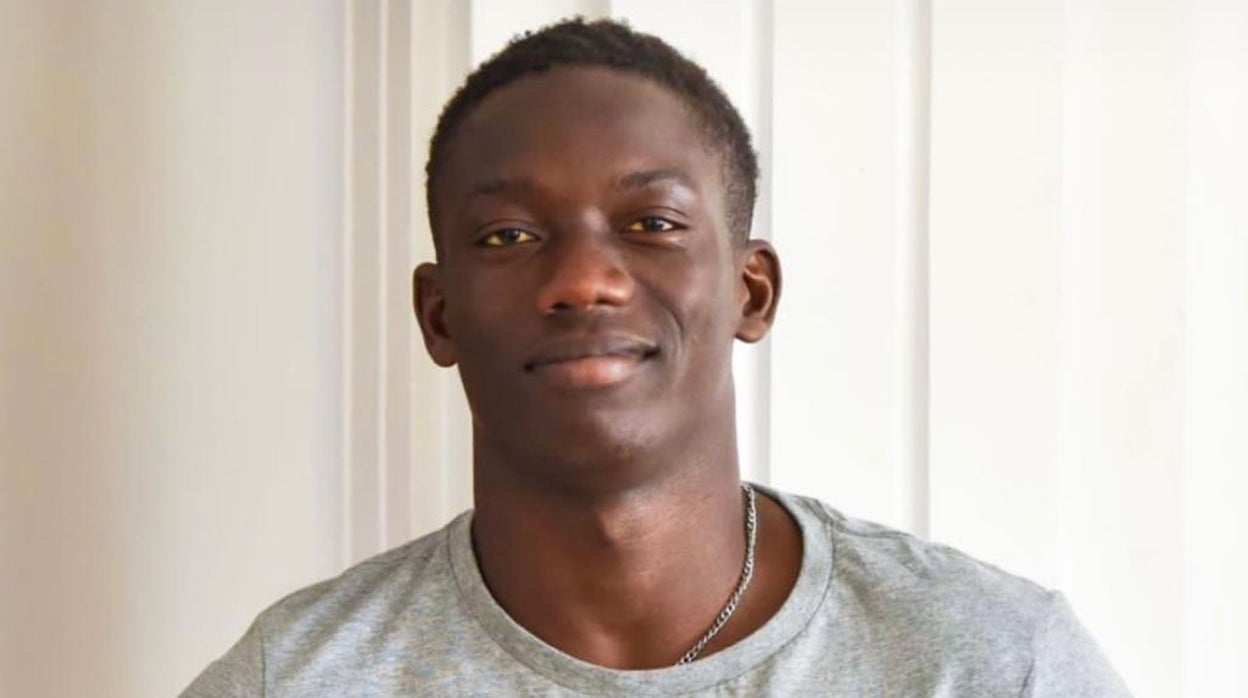 Faye sonríe un día después de convertirse en internacional absoluto con Senegal