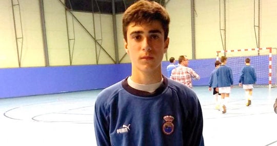 Con sudadera y zapatillas de futsal, Vergaz posa con el Arcas