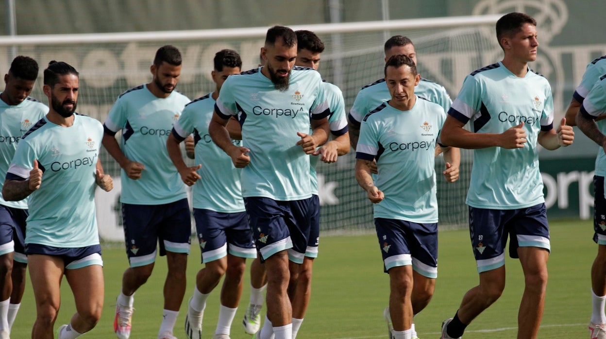 Guardado, junto a varios compañeros, durante un entrenamiento del Betis