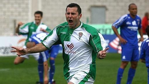 Javi Moreno celebra un gol anotado durante el curso 2006-07, que terminó en ascenso