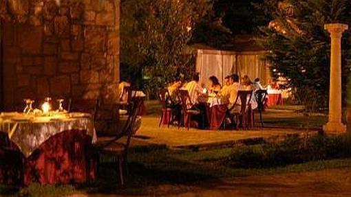 Imagen de una cena de San Valentín en Cuevas Romanas