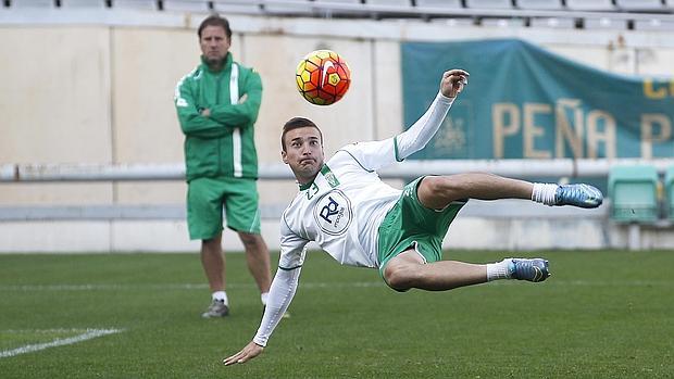 Markovic realiza una chilena en El Arcángel