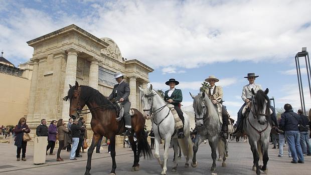 Más de 150 jinetes celebran Andalucía «al trote»