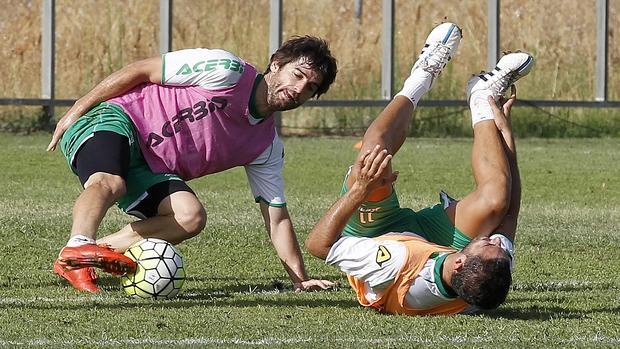 Víctor Pérez, por los suelos en la lucha por la posesión del balón