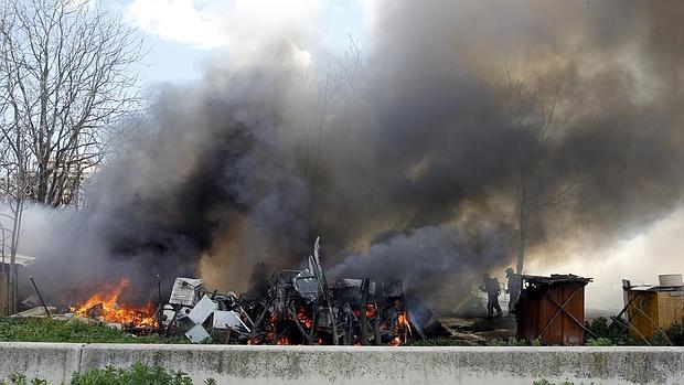 Arde el campamento rumano del Cordel de Écija