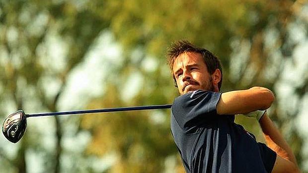 Marcos Pastor, golfista cordobés, golpea una bola