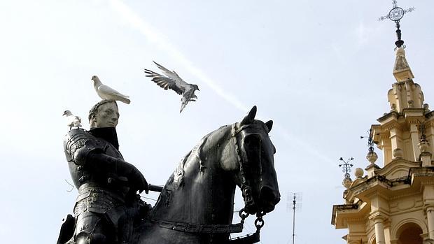 Estatua del Gran Capitán con palomas