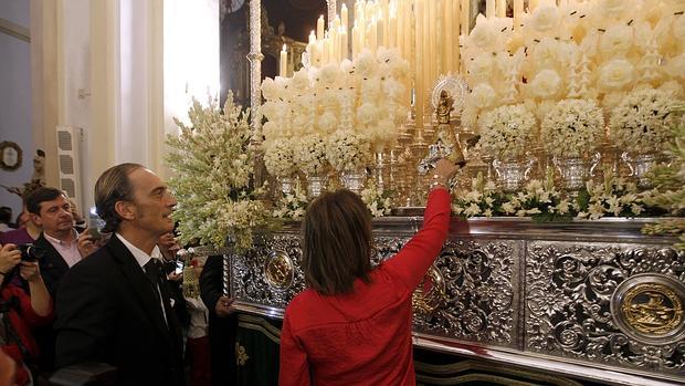 La alcaldesa, Isabel Ambrosio, en la fallida salida extraordinaria de la Esperanza