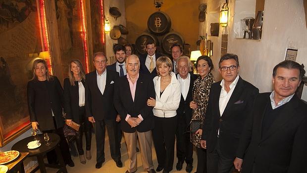 Pastrana (centro) junto a miembros de la asociación de doma de campo