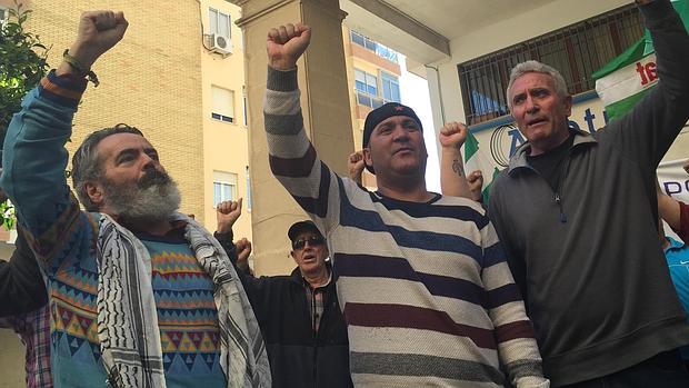 Sánchez Gordillo y Diego Cañamero escoltando a Andrés Bódalo mientras aguarda que las autoridades se lo lleven a prisión