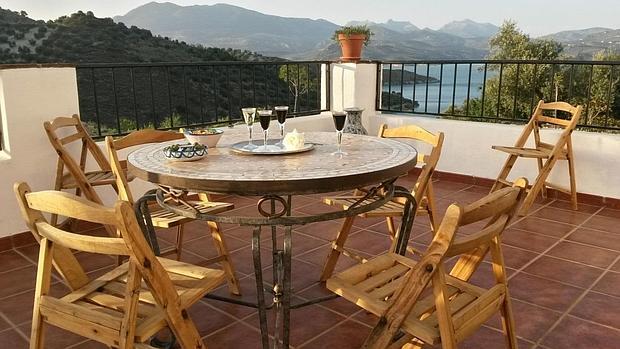 Terraza de la Casería de San José, junto al pantano de Iznájar