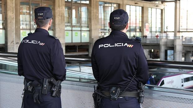 Agentes en una foto de archivo