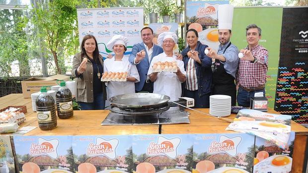 Presentación de la Huevada de Villafranca, ayer en el Mercado Victoria