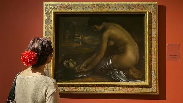 Una mujer contempla la obra restaurada de Julio Romero de Torres