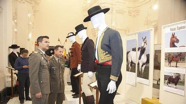 Trajes y paneles en la exposición en el oratorio de San Felipe Neri