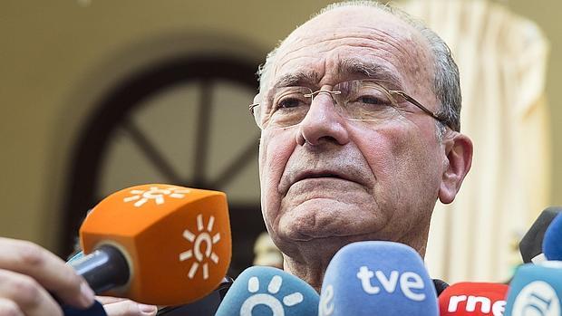 Francisco de la Torre, el «último mohicano» del PP repele el primer ataque de su tropa