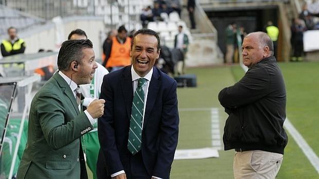 José Luis Oltra bromea con uno de los trabajadores del Córdoba