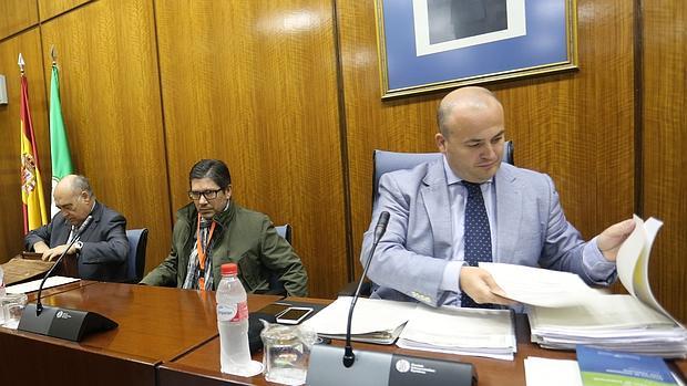 El empresario José Sivianes (centro), el pasado martes en la comisión de investigación