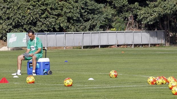 José Luis Oltra hace cuentas durante un entrenamiento del Córdoba CF